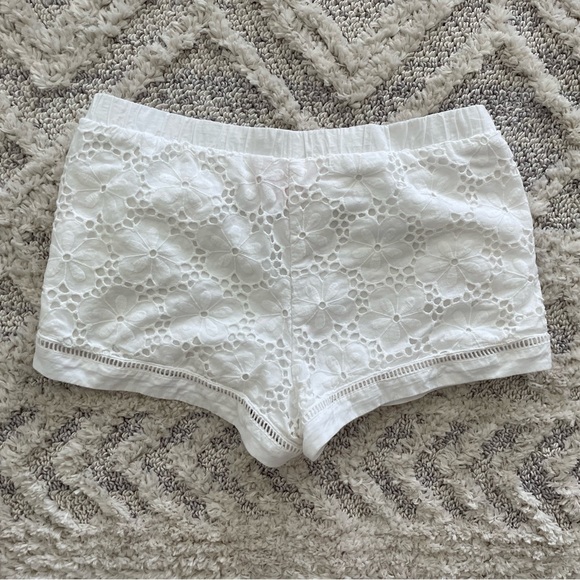 Lilly Pulitzer eyelet elastic waist shorts. Size M - Picture 2 of 2